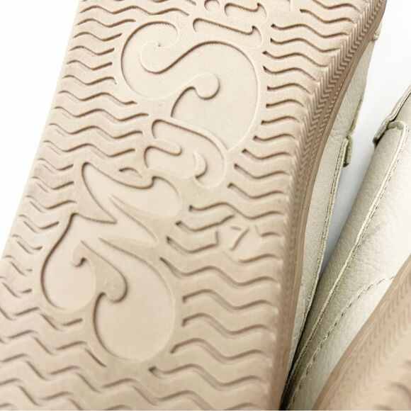 MY SLIPPERS By My Pillow Leather Cream Memory Foam Slip On Moccasins, Size 7 - Picture 3 of 11